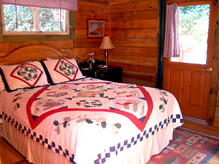 Creekside Chalet - Queen Bedroom